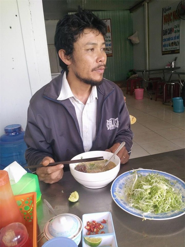 Ai thấy hình ảnh này cũng rơi nước mắt: Người cha xác xơ vì nửa năm trời đi tìm con mất tích - Ảnh 3.