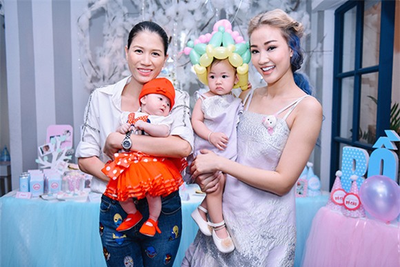 Maya mặc đồ đôi cùng con gái trong ngày sinh nhật 6