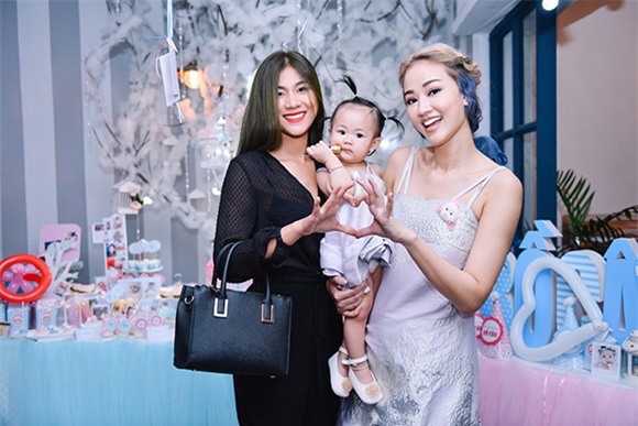 Maya mặc đồ đôi cùng con gái trong ngày sinh nhật 8