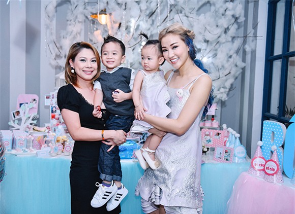 Maya mặc đồ đôi cùng con gái trong ngày sinh nhật 9