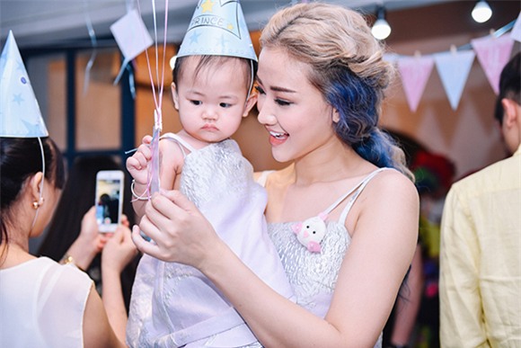 Maya mặc đồ đôi cùng con gái trong ngày sinh nhật 2