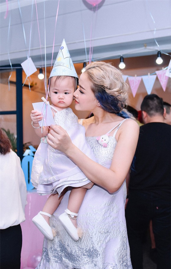 Maya mặc đồ đôi cùng con gái trong ngày sinh nhật 3