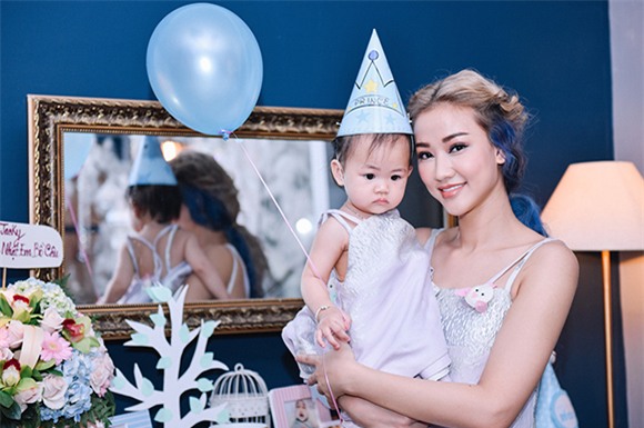 Maya mặc đồ đôi cùng con gái trong ngày sinh nhật 5