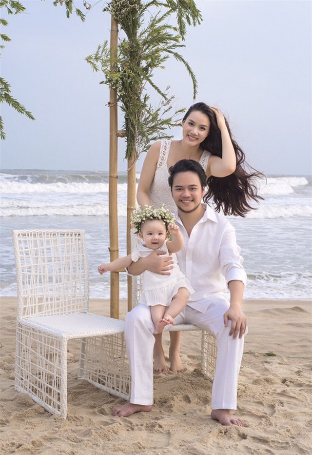 Vợ chồng Trang Nhung chụp ảnh cùng con gái ở biển