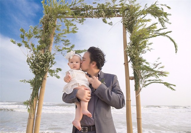 Vợ chồng Trang Nhung chụp ảnh cùng con gái ở biển