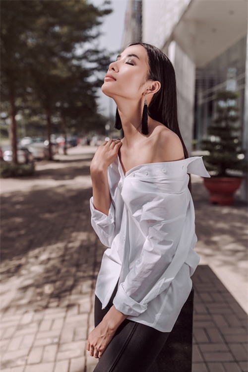 hoang thuy khoe hinh the chuan quoc te trong nang sai gon - 1