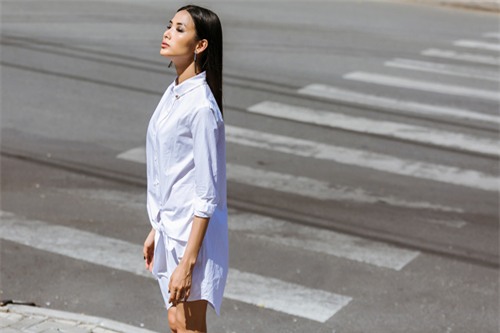 hoang thuy khoe hinh the chuan quoc te trong nang sai gon - 3