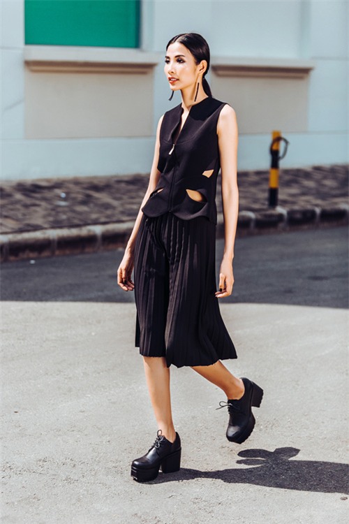 hoang thuy khoe hinh the chuan quoc te trong nang sai gon - 9