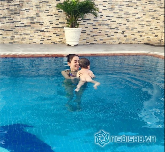 Thu Minh khoe ảnh con trai tập bơi 2