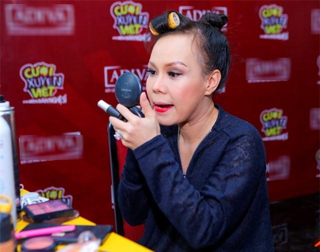 Hoài Linh - Việt Hương tập tễnh đến trường quay