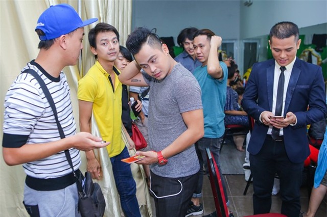 Hoài Linh - Việt Hương tập tễnh đến trường quay