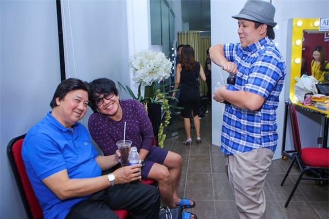 Hoài Linh - Việt Hương tập tễnh đến trường quay