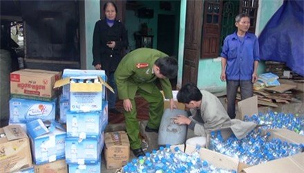 canh sat dot kich lo san xuat dam gao bang... a xit hinh anh 1