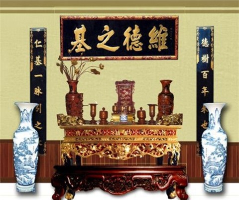 Lau dọn bàn thờ không phải là một công việc đơn giản