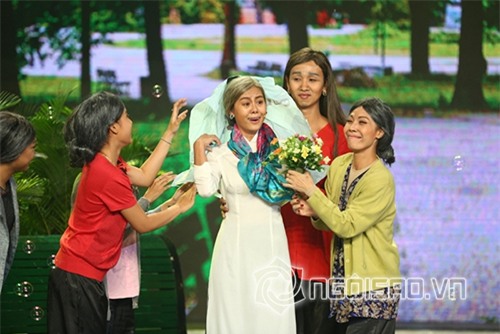 Phạm Hương hạnh phúc nhận giải Hoa hậu quốc dân 8