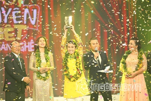 Phạm Hương hạnh phúc nhận giải Hoa hậu quốc dân 10