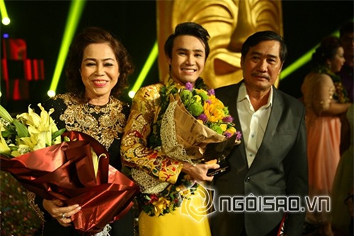 Phạm Hương hạnh phúc nhận giải Hoa hậu quốc dân 11