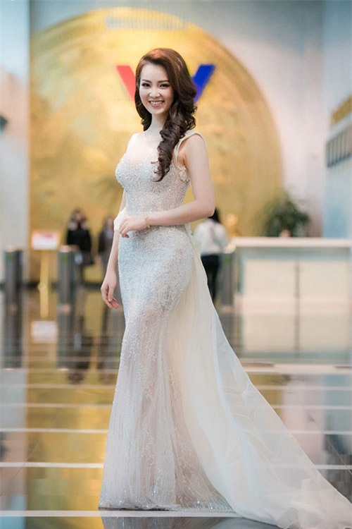 thuy van mong manh nhu tien nu voi dam xuyen thau - 1