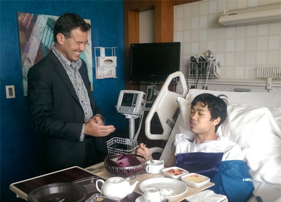 Công Phượng được chăm sóc sau ca mổ