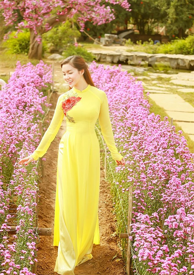 Ngọc Anh diện áo dài dạo vườn xuân