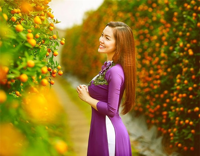 Ngọc Anh diện áo dài dạo vườn xuân