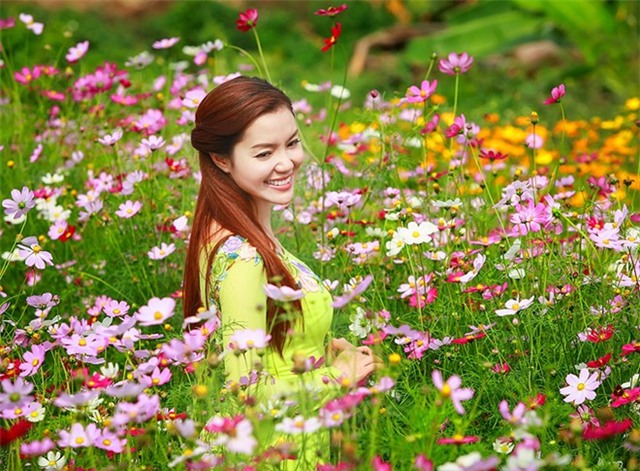 Ngọc Anh diện áo dài dạo vườn xuân