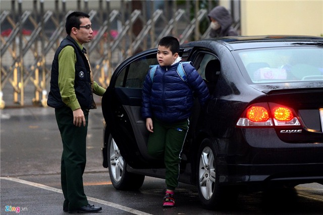 Những kiểu chống rét khi đưa trẻ đến trường