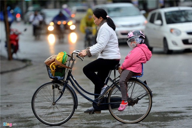 Những kiểu chống rét khi đưa trẻ đến trường