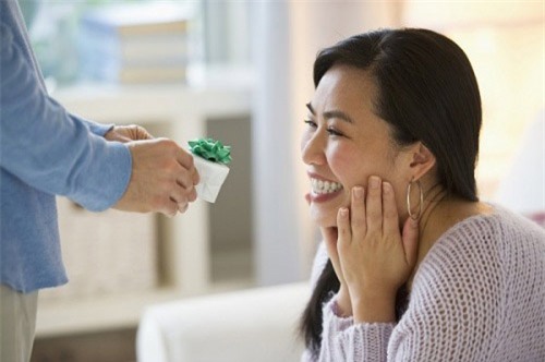 muon vo hanh phuc, dan ong hay hoc cach tang qua - 2