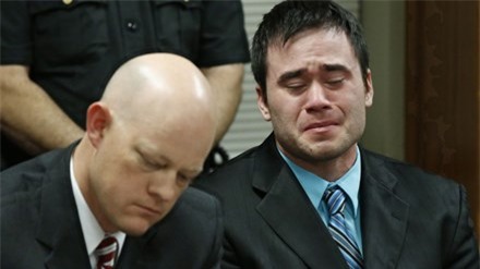 Daniel Holtzclaw (bên phải) khóc khi nghe tòa tuyên án hôm 21/1