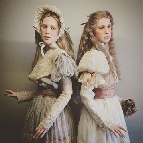 Búp bê được mặc những bộ trang phục theo phong cách cổ xưa.