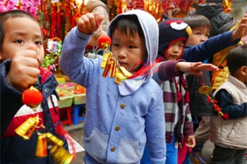 do trang tri tet trung quoc nhuom do pho hang ma - 10