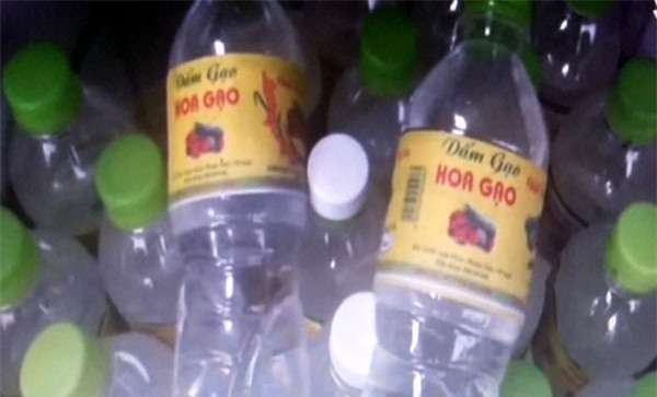 Dấm pha chế từ axit Axetic sẽ rất trong bà bền màu. Ảnh TL