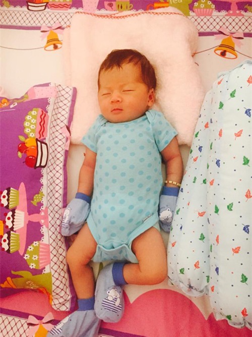 Trang Trần chăm chỉ khoe ảnh con gái mới sinh - Ảnh 4.