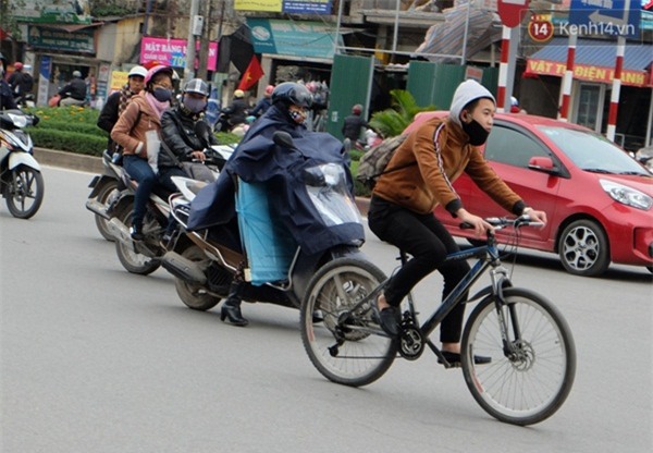 Hà Nội rét 10 độ C, người dân ra đường chật vật vì cái rét cắt da cắt thịt - Ảnh 12.