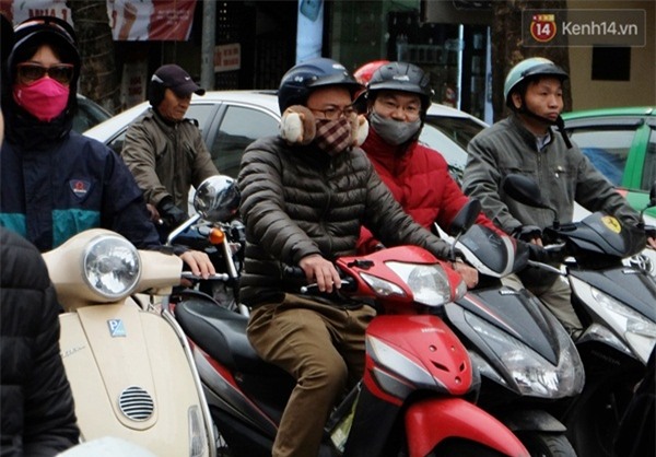 Hà Nội rét 10 độ C, người dân ra đường chật vật vì cái rét cắt da cắt thịt - Ảnh 13.