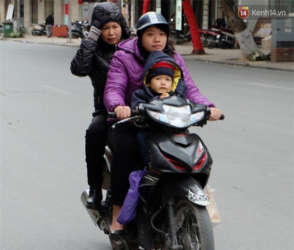 Hà Nội rét 10 độ C, người dân ra đường chật vật vì cái rét cắt da cắt thịt - Ảnh 14.