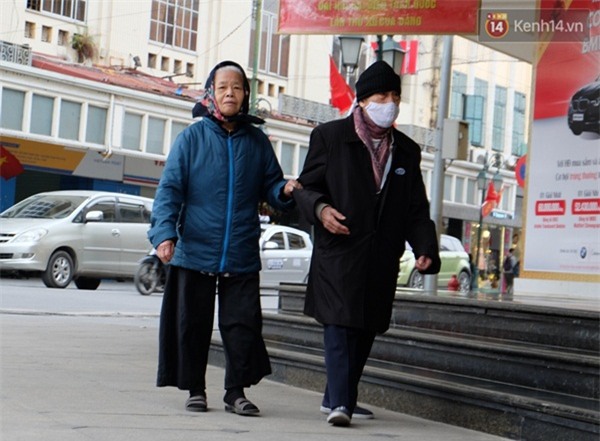 Hà Nội rét 10 độ C, người dân ra đường chật vật vì cái rét cắt da cắt thịt - Ảnh 8.