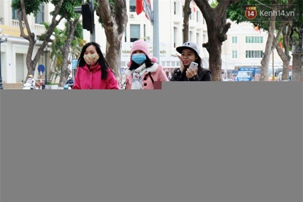 Hà Nội rét 10 độ C, người dân ra đường chật vật vì cái rét cắt da cắt thịt - Ảnh 9.