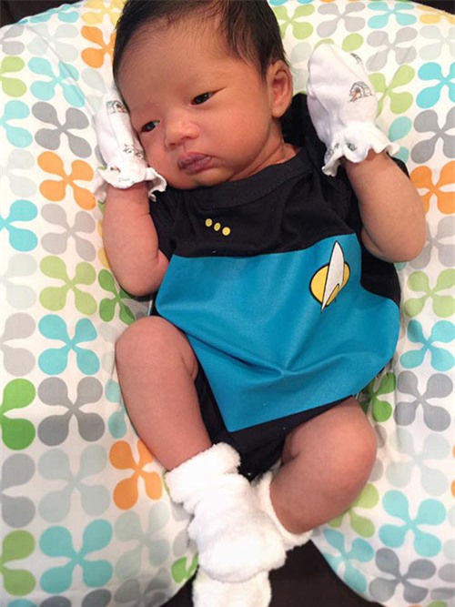 ngoc quyen khoe con trai 2 tuan tuoi