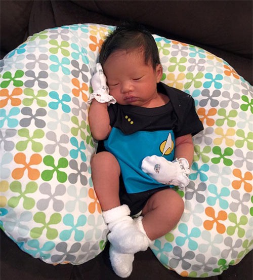 ngoc quyen khoe con trai 2 tuan tuoi 