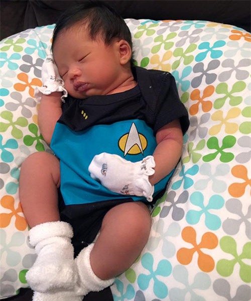 ngoc quyen khoe con trai 2 tuan tuoi