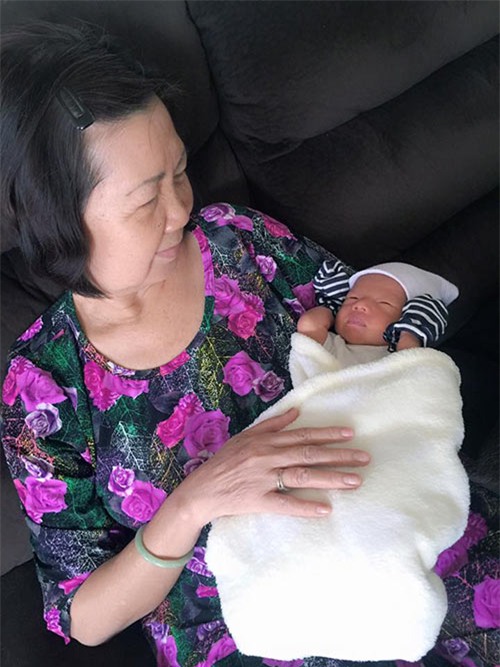 ngoc quyen khoe con trai 2 tuan tuoi