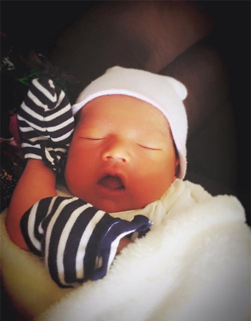 ngoc quyen khoe con trai 2 tuan tuoi