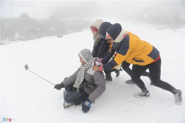 Giới trẻ thích thú chơi trò trượt tuyết ở Mẫu Sơn