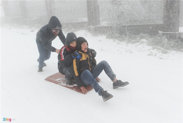 Giới trẻ thích thú chơi trò trượt tuyết ở Mẫu Sơn