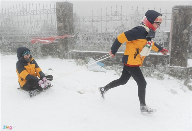Giới trẻ thích thú chơi trò trượt tuyết ở Mẫu Sơn