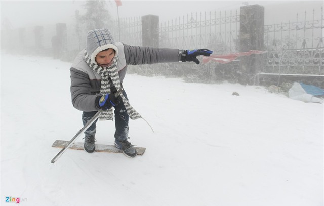 Giới trẻ thích thú chơi trò trượt tuyết ở Mẫu Sơn