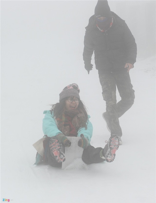 Giới trẻ thích thú chơi trò trượt tuyết ở Mẫu Sơn