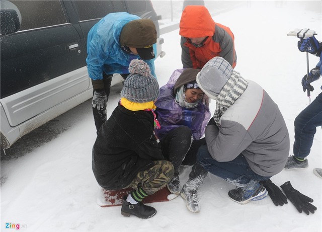 Giới trẻ thích thú chơi trò trượt tuyết ở Mẫu Sơn